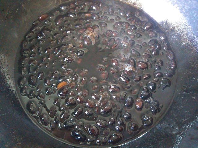 煮ている途中の黒豆