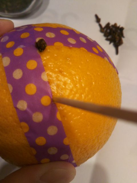 オレンジに楊枝を刺す