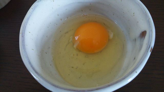 割った卵
