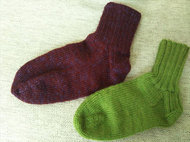 並太毛糸と極細ナイロンを引き揃えて靴下を編む 北海道ゆる暮らし