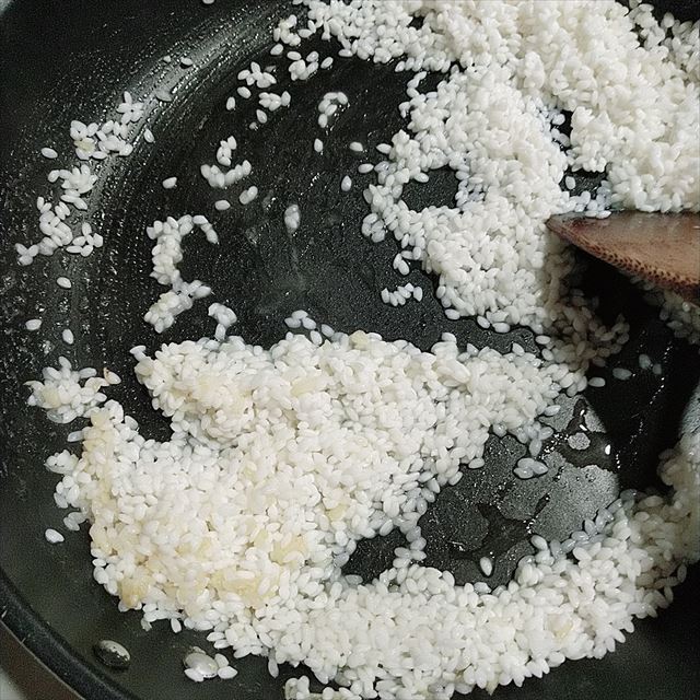お米炒める
